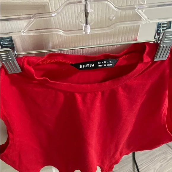 Red Sleeveless Crop Top with Clips - Picture 2 of 3